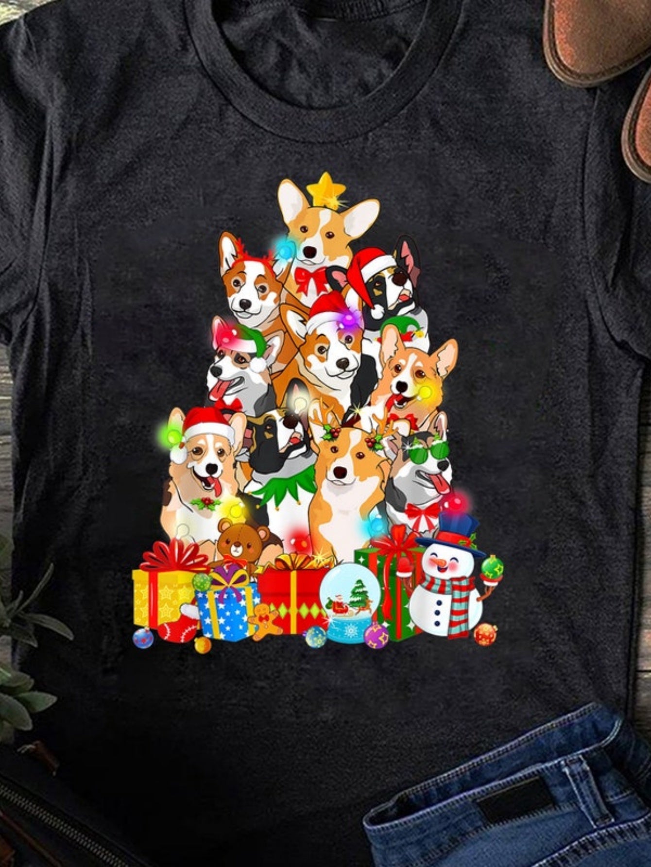 Men's Graphic T-Shirt Christmas Tree With Gifts And Santa Hats Surrounding Playful Happy Corgi Dogs